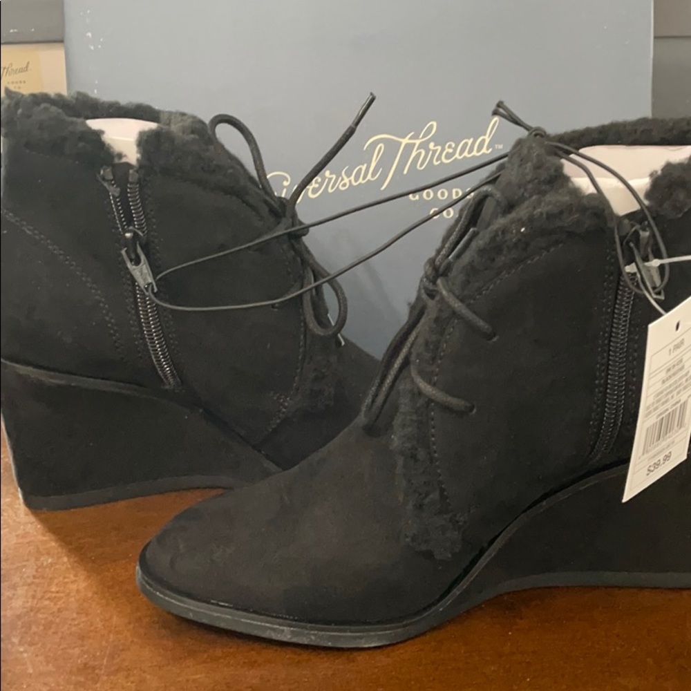 Never worn suede black boot
